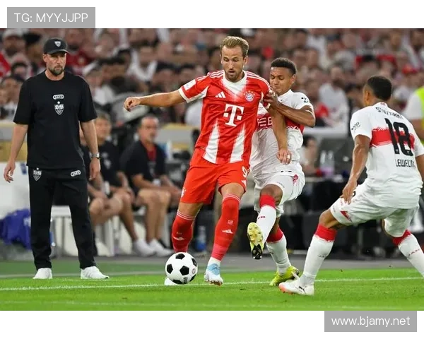 拜仁慕尼黑德甲统治地位面临挑战,球队赛季争冠形势与稳定性承压 拜仁慕尼黑德甲统治地位面临挑战,球队赛季争冠形势与稳定性承压