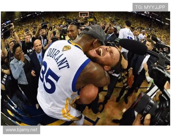 杜兰特这生活跟咱们差十万八千里，光酒柜就能当酒吧了吧？