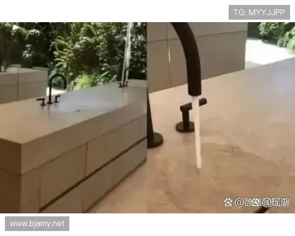 特雷·杨场下喝的水都带金箔？